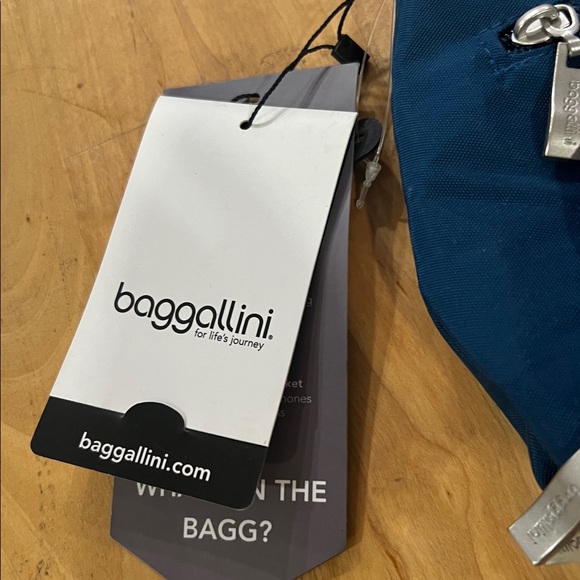 NWT Baggallini crossbody - Picture 2 of 8